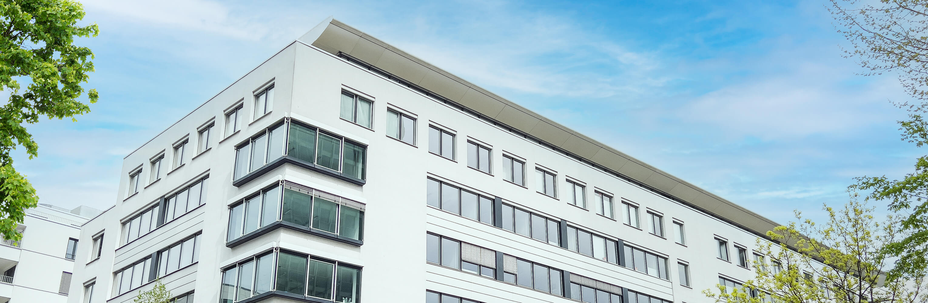 Bürogebäude frontale breite Ansicht FAROS Pension & Asset Advisory