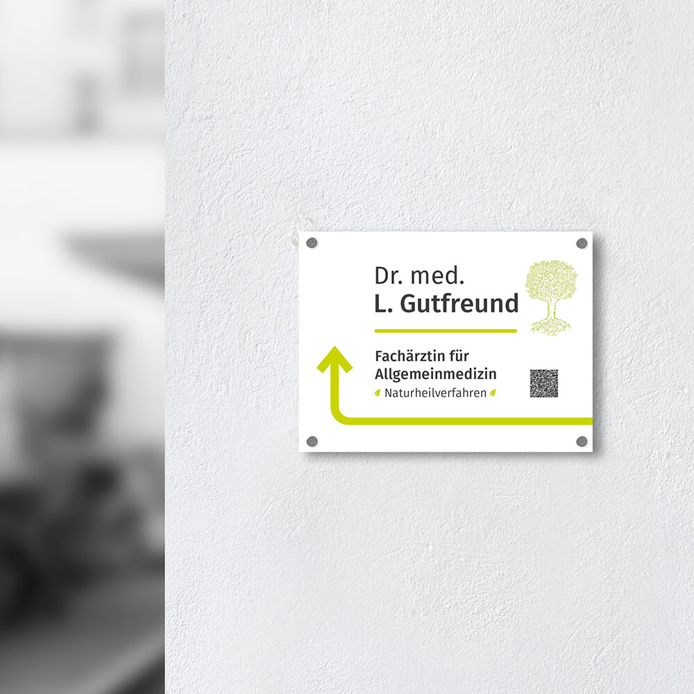 Praxisschild im Hof für Praxis Dr. med. Ludmilla Gutfreund