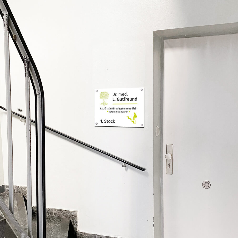 Beschilderung im Treppenhaus für Praxis Dr. med. Ludmilla Gutfreund