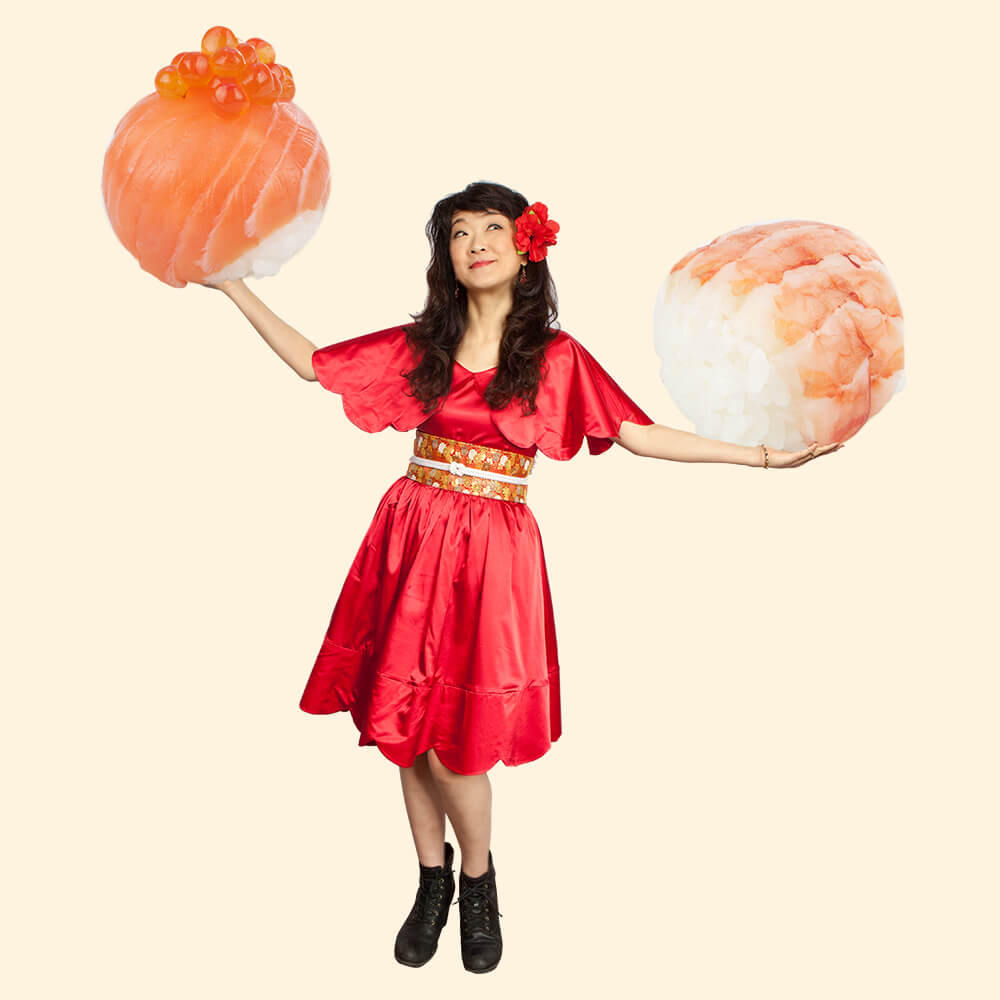 Azko Iimori mit drei riesigen Mari Sushi
