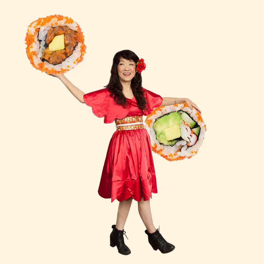 Azko Iimori mit riesigen Sushi Inside-Out-Rolls IIMORI Gyoza Bar