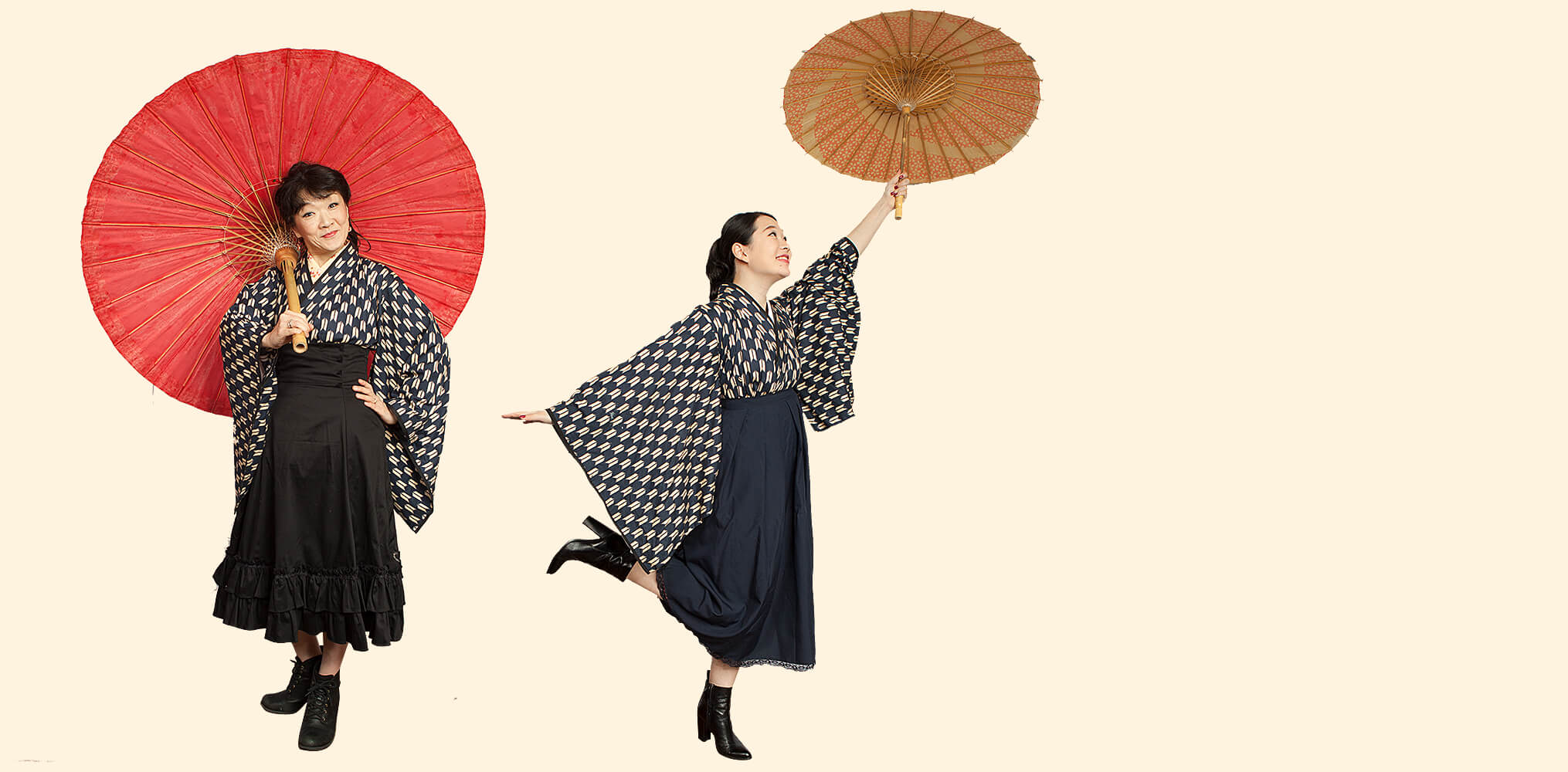 Azko Iimori und Makiba Ikeda tanzen mit japanischen Schirmen