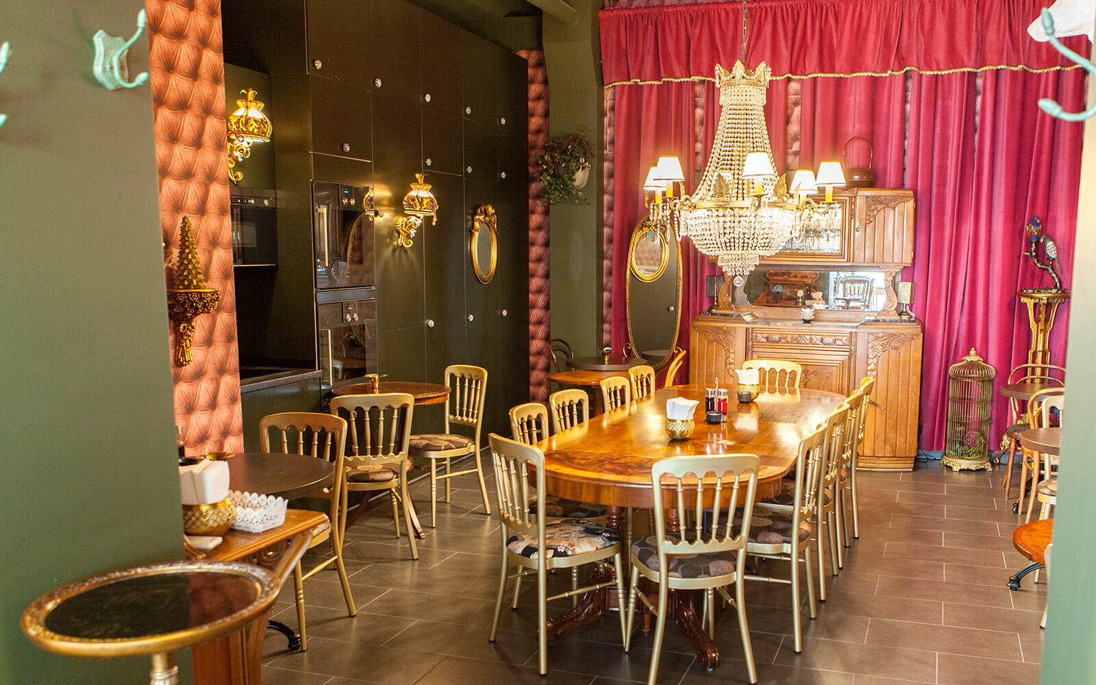 Markenkuss Referenzen: Fotografie Innenraum großer Esstisch für IIMORI Gyoza Bar 
