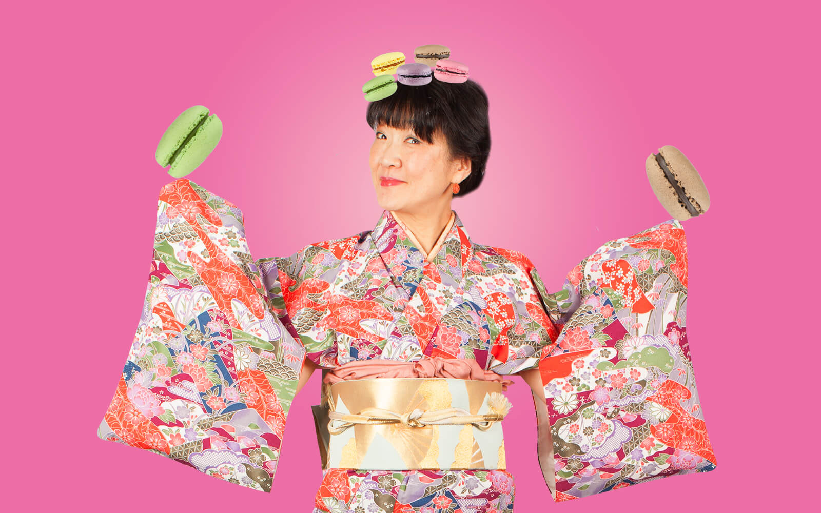 Azko IIMORI im Kimono mit tanzenden Macarons