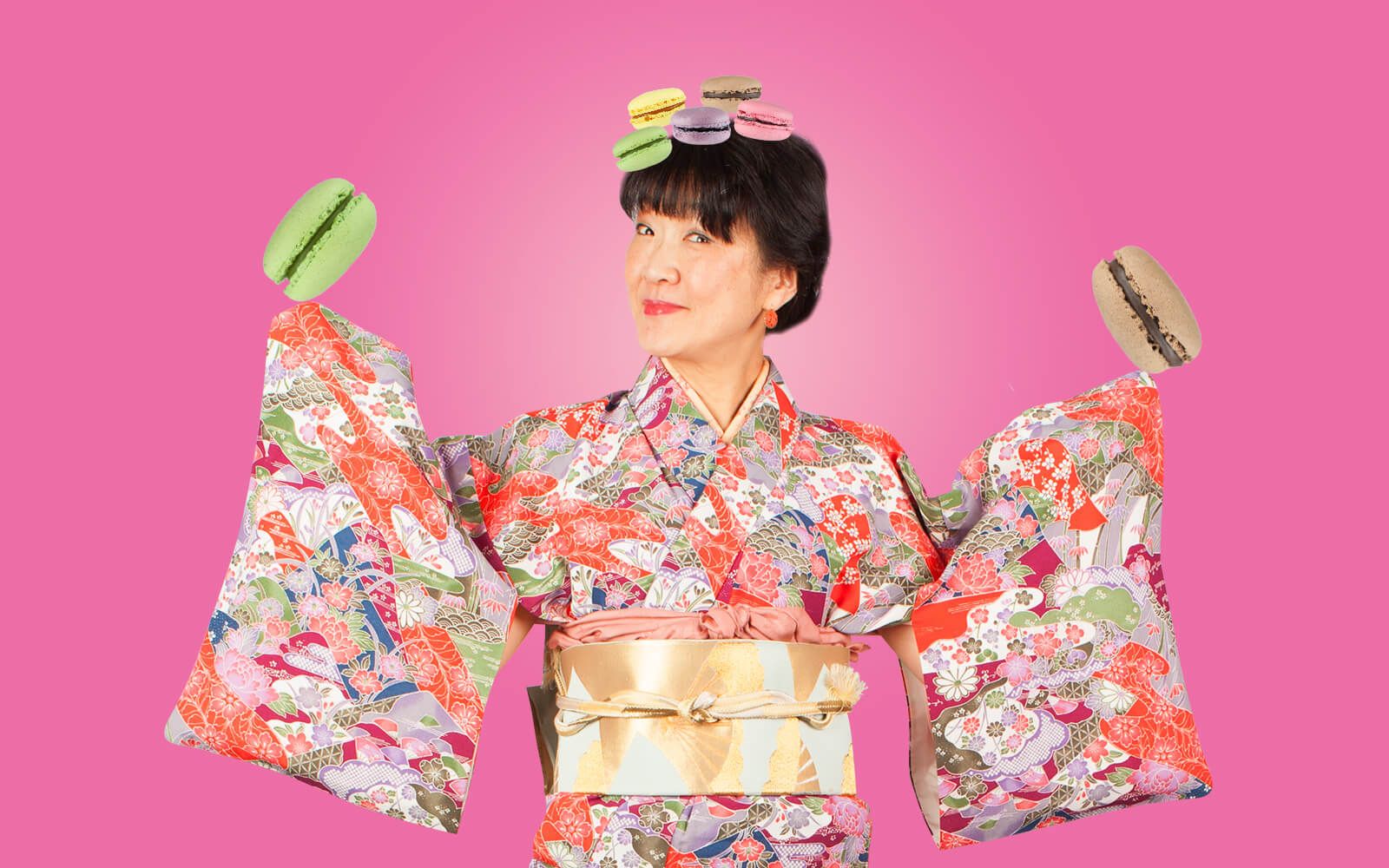Azko IIMORI im Kimono mit tanzenden Macarons