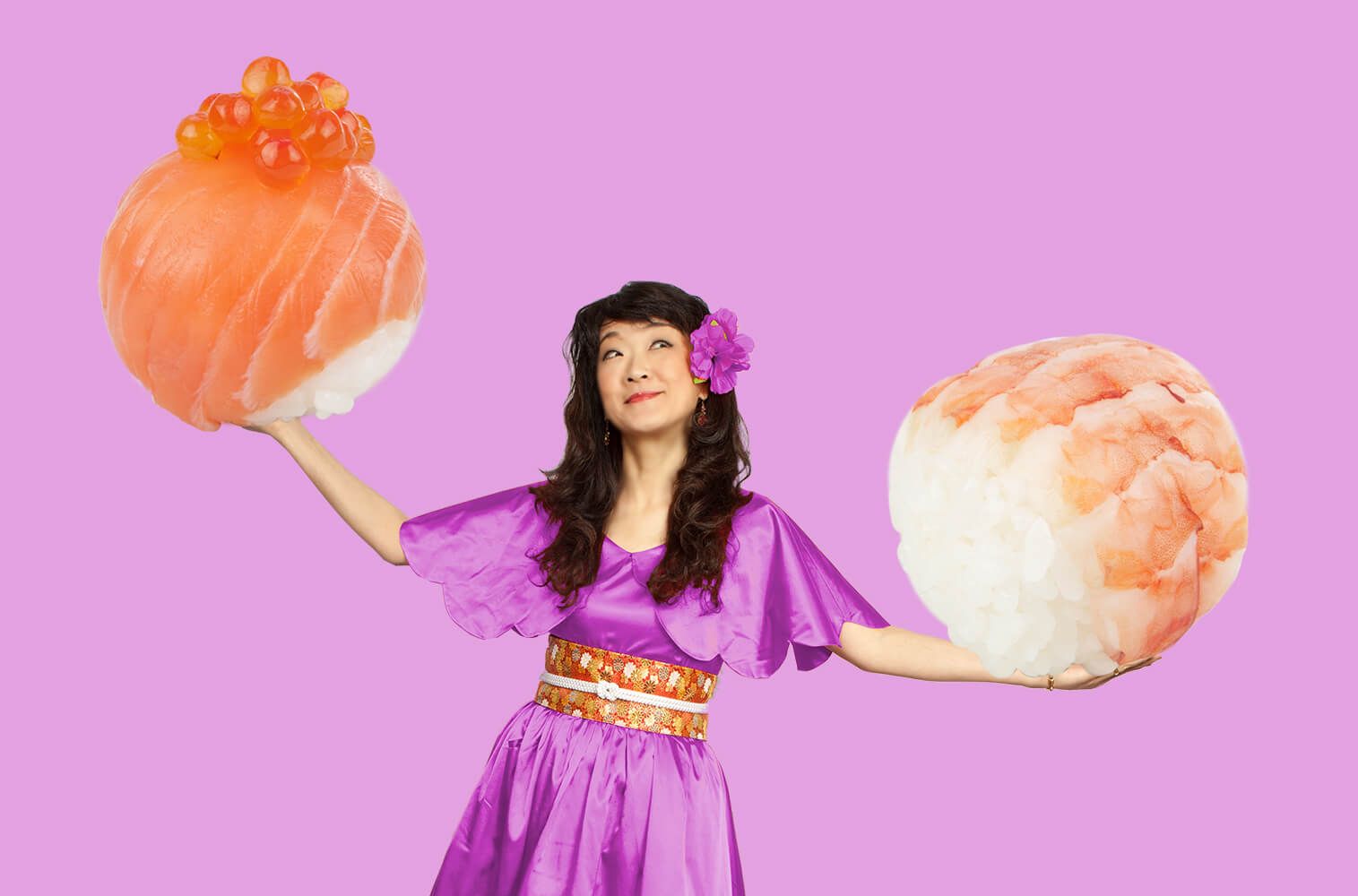 Markenkuss Referenzen: Fotografie Azko IIMORI mit zwei riesigen Mari Sushi in den Händen für IIMORI Patisserie 