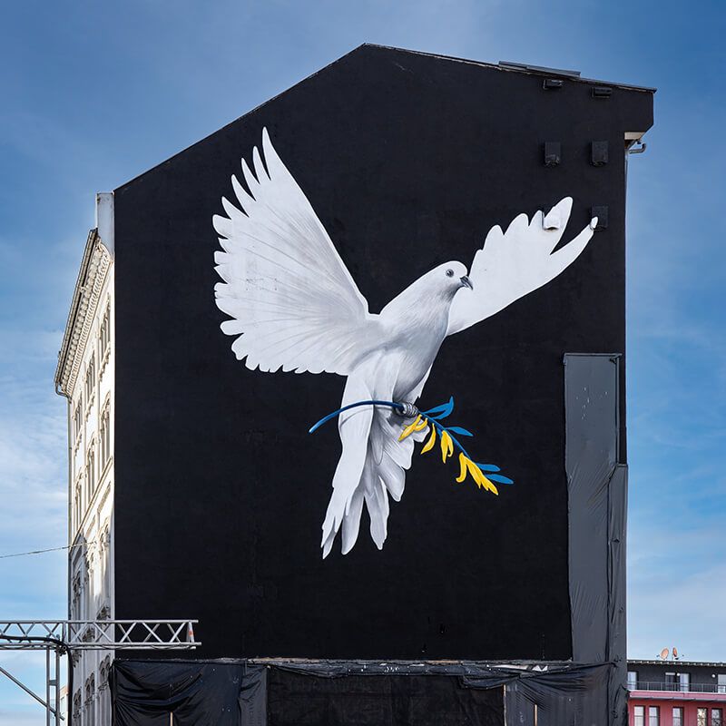 Mural by Justus Becker - Friedenstaube Solidarität Ukraine-Angriffskrieg - Allerheiligenviertel in Frankfurt am Main